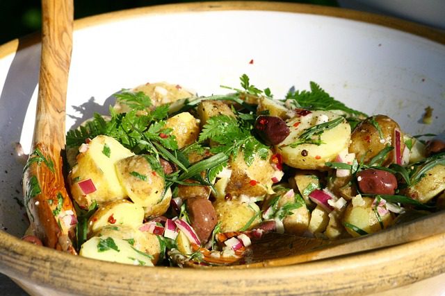 Kartoffelsalat w wersji z lekkim dressingiem i ziołami