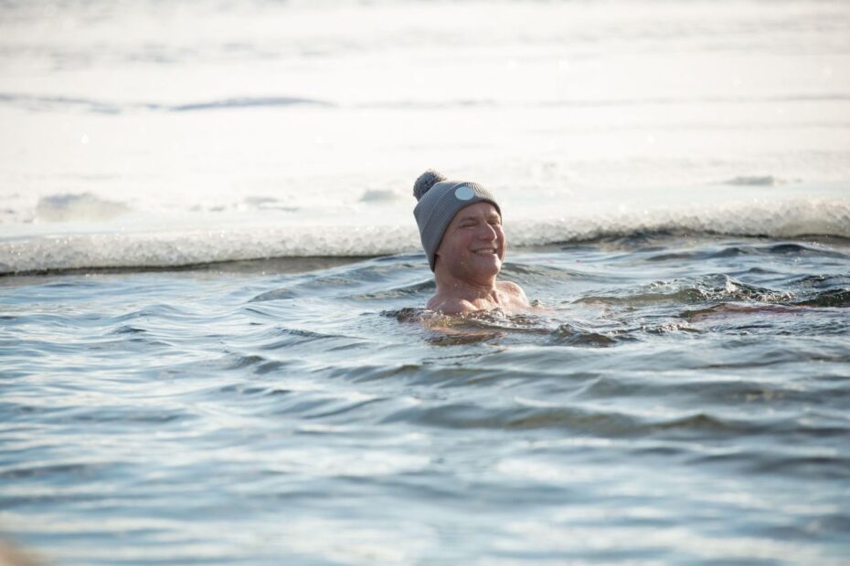 Morsujący mężczyzna