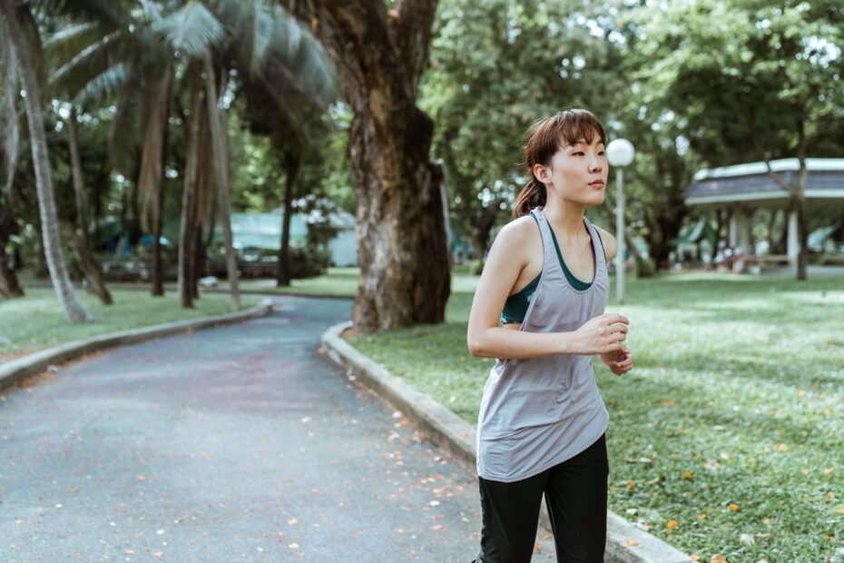 Japonka uprawiająca slow jogging w parku